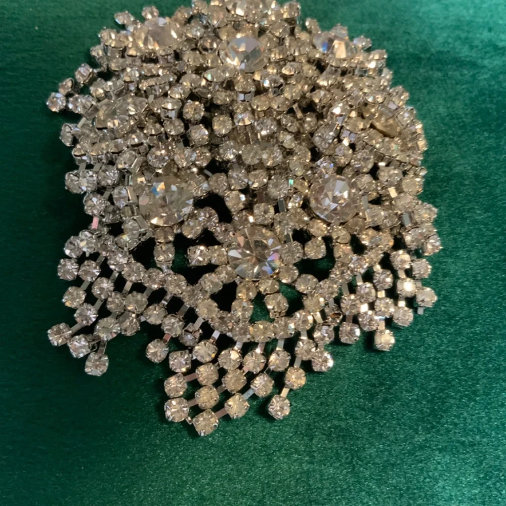 Collector Series Camrose & Kross Audrey Hepburn Rhinestone Brooch 3.5” x 3” - Picture 4 of 9